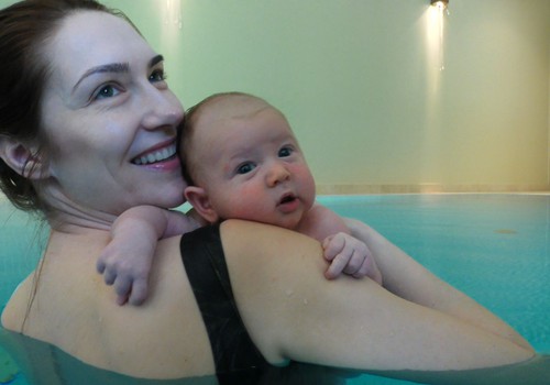 Kineziterapeutė: Kūdikiai, lankantys baseiną, mažiau serga