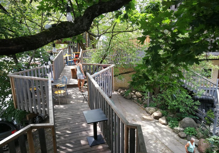 Vasaros gidas: medžių terasos Marceliukės klėtyje