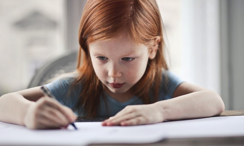 Mintinas ,,kalimas“ nėra naudingas: kaip pradinukams padėti lengviau įsiminti informaciją?