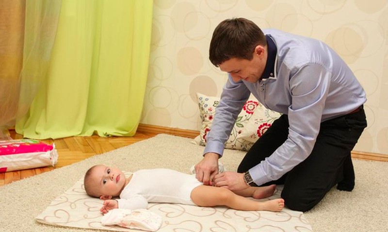 Tėčiai gali viską! Pakeisti sauskelnes? Viens du - ir viskas!
