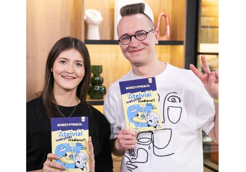Pirmąją knygą drauge parašę Tomas ir Skaistė Dirgėlos: „Pas mus užsuka ir geri, ir blogi monstrai“