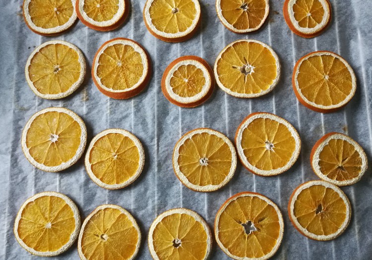Tvarios ir kvapnios kalėdinės dekoracijos iš apelsinų: 4 būdai, kaip pasigaminti