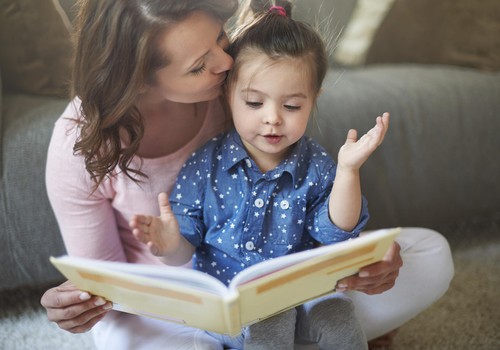 Kodėl vaikai nori, kad tėvai nuolat skaitytų tą pačią knygą? TOP 5 patarimai