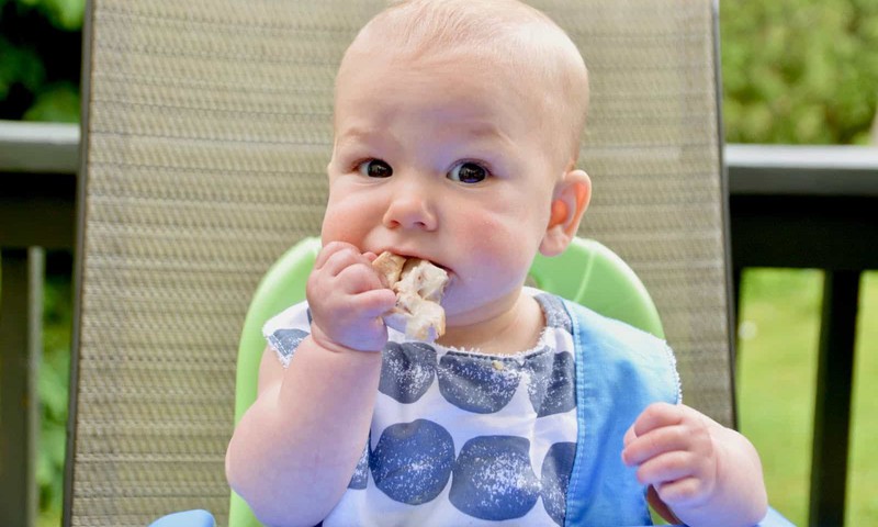 Kokio amžiaus mažyliui leidote savarankiškai valgyti?