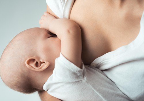 Ar įmanoma 3 mėnėsių kūdikį pripratinti žįsti krūtį?