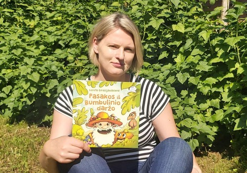 Vasarišką pasakų knygą pristačiusi L.Girdzijauskienė: „Pasakų skaitymas – puiki terapija ir vaikams, ir tėvams“