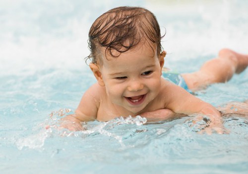 Kodėl verta pratinti kūdikį prie vandens procedūrų nuo gimimo?