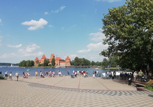 VASAROS GIDAS. Trakai ir Akmenos ežeras