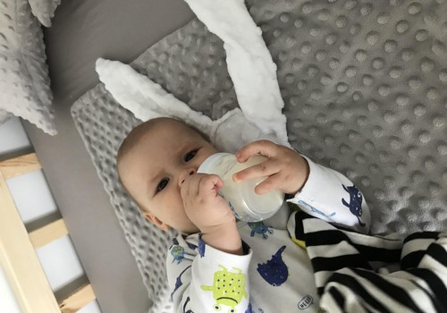 Aronas mokosi gerti iš Philips Avent “Natural” buteliuko