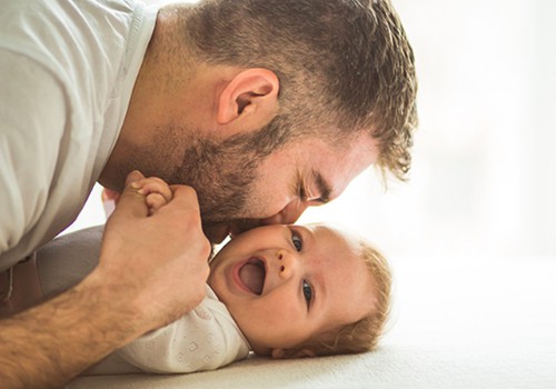 PATARIMAI TĖČIUI: kaip suvaldyti įtampą, gimus kūdikiui?