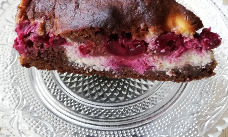 TOKIA MŪSŲ KASDIENYBĖ. Pyragas su vyšniomis, varške ir šokoladu.