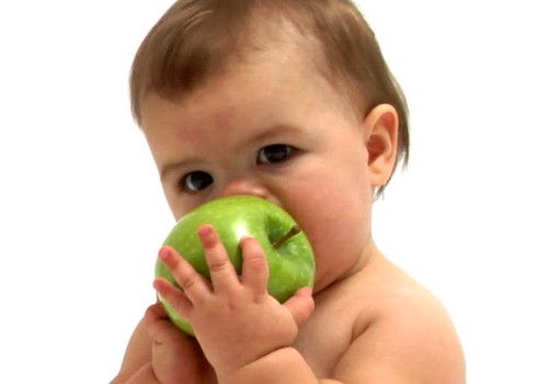 Kada kūdikiui galima pasiūlyti obuolio ir kitų vaisių?