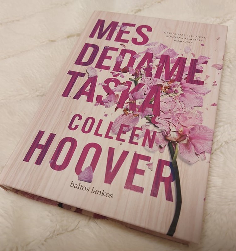 Rekomenduoju neįprastą meilės romaną: Colleen Hoover "Mes dedame tašką"