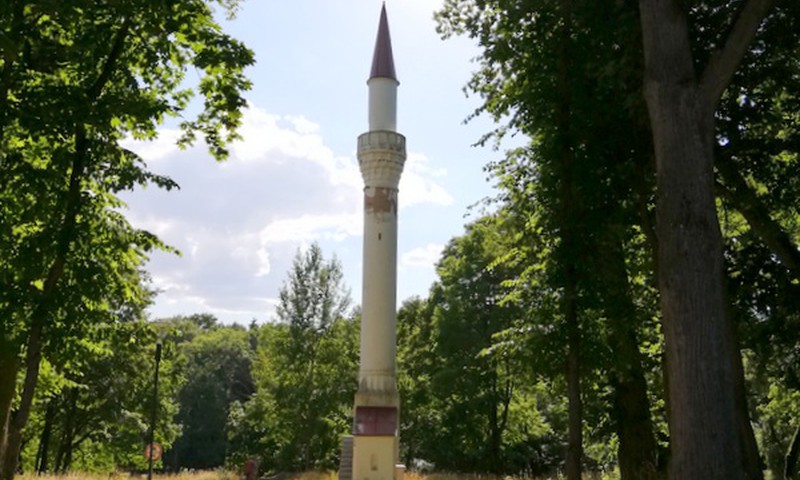 VASAROS GIDAS. Lietuvos geografinis centras ir netoli stūksantis minaretas