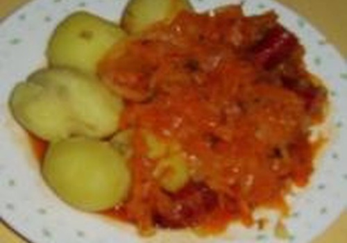 Troškinti kopūstai pomidorų padaže