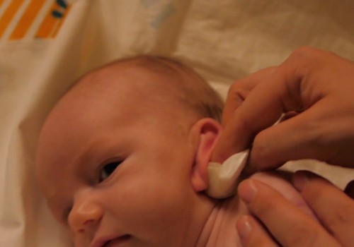 VIDEO: Kaip tinkamai valyti kūdikiui ausytes
