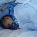 Emilis čiulptuką įvertino teigiamai. Iškart noriai jį paėmė ir su malonumu naudoja visur. Ir lauke, ir namuose, ir norėdamas užmigti, ir tiesiog nusiraminimui kai skauda pilvelį.
Taigi apibendrinant čiulptukų Avent Ultra Air pliusai :
* Didelės angos neleidžia kauptis drėgmei ant mažylio jautrios odelės.
* Patogi rankenėlė.
* Spalvingi ir gražūs paveiksliukai
* Čiulptukas ortodontinis
* Kartu gaunama transportavimo ir sterilizavimo dėžutė.
Trūkumą radau tik vieną - neturi uždarymo dangtelio, kokį turi kiti Avent modelio čiulptukai.