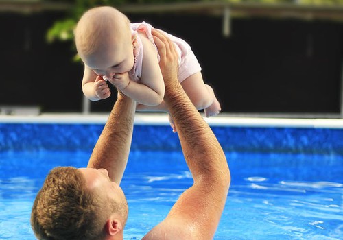 8 skirtingi vaikiški maudymosi kostiumėliai