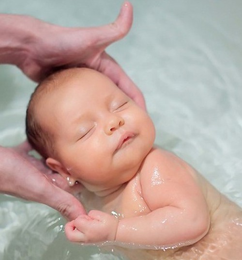 Pirmosios kūdikio maudynės: išsamūs atsakymai į jūsų klausimus