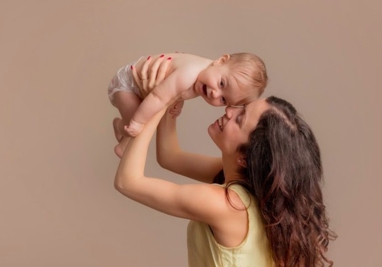 Ką ir kaip žaisti su 2 mėnesių kūdikiu: kineziterapeutės patarimai