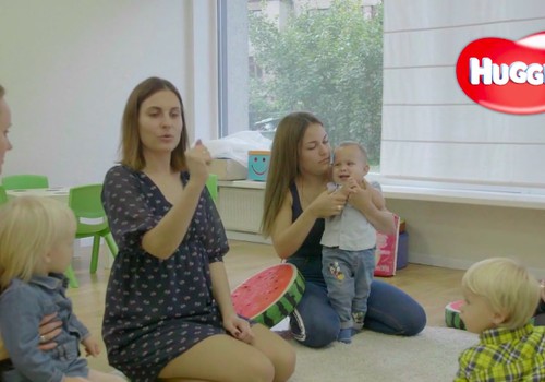 VIDEO: kaip žaisti su 10–14 mėnesių mažyliu?