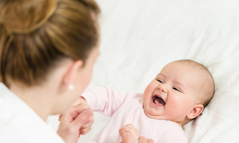 6 mėnesių kūdikis savarankiškai nesivarto: kaip jam padėti?
