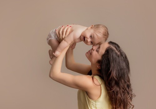Kokie tinkamiausi žaidimai su kūdikiu: pataria kineziterapeutė