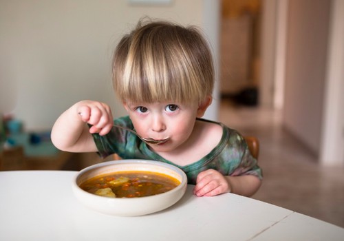 Maitinimo gerinimui – sezoniniai ir alergiškiems vaikams skirti valgiaraščiai