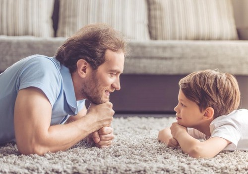 Kaip tėvo vaidmuo veikia berniukų emocinį pasaulį?