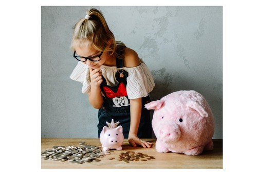 Kaip išmokyti vaikus elgtis su pinigais: 10 specialisto Simono Urbono patarimų