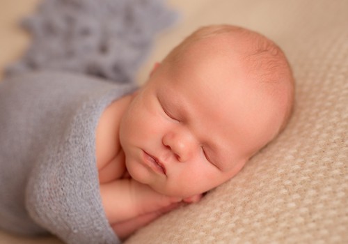 Bemiegės naktys, kūdikiui verkiant: 12 patarimų