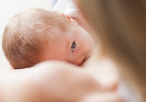 Kaip išmokyti kūdikį teisingai žįsti krūtį: akušerės patarimai