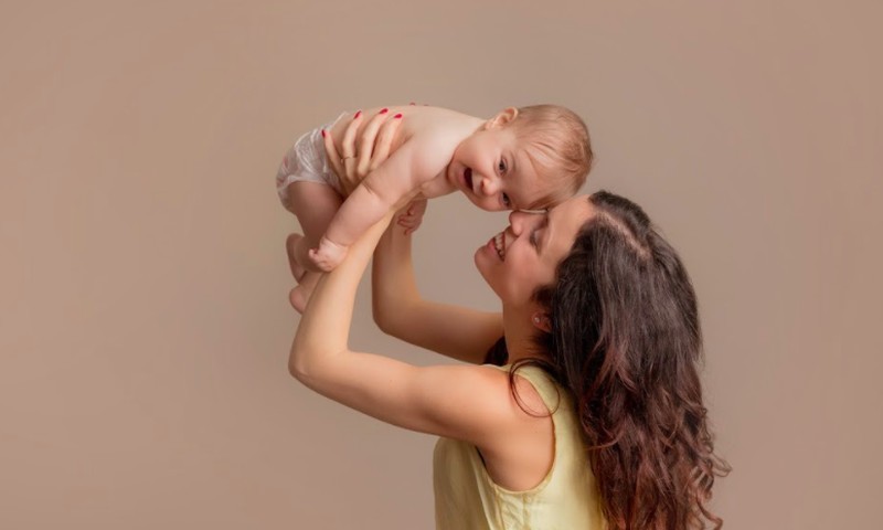 Ką ir kaip žaisti su 2 mėnesių kūdikiu: kineziterapeutės patarimai