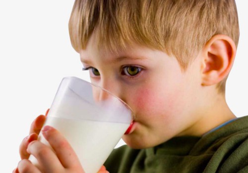 Ar tikrai vaikai mokykloje turės kasdien išgerti stiklinę pieno?