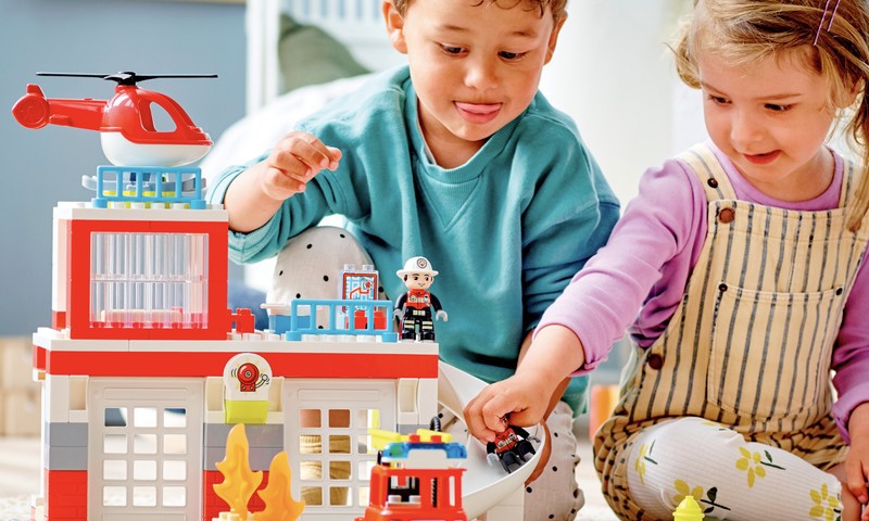 Leiskite vaikui įsijausti į skirtingus vaidmenis žaidimo metu!