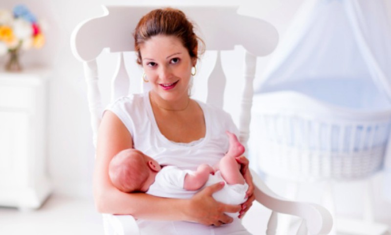 5 priežastys, kodėl kūdikis labiau "myli" vieną mamos krūtį